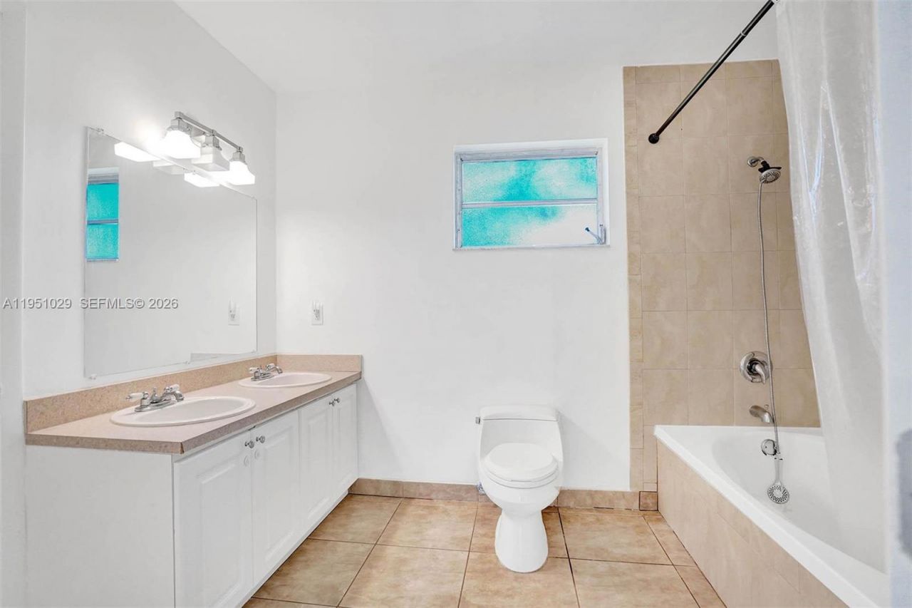 7525 W Treasure Dr, North Bay Village, FL 33141 Photo