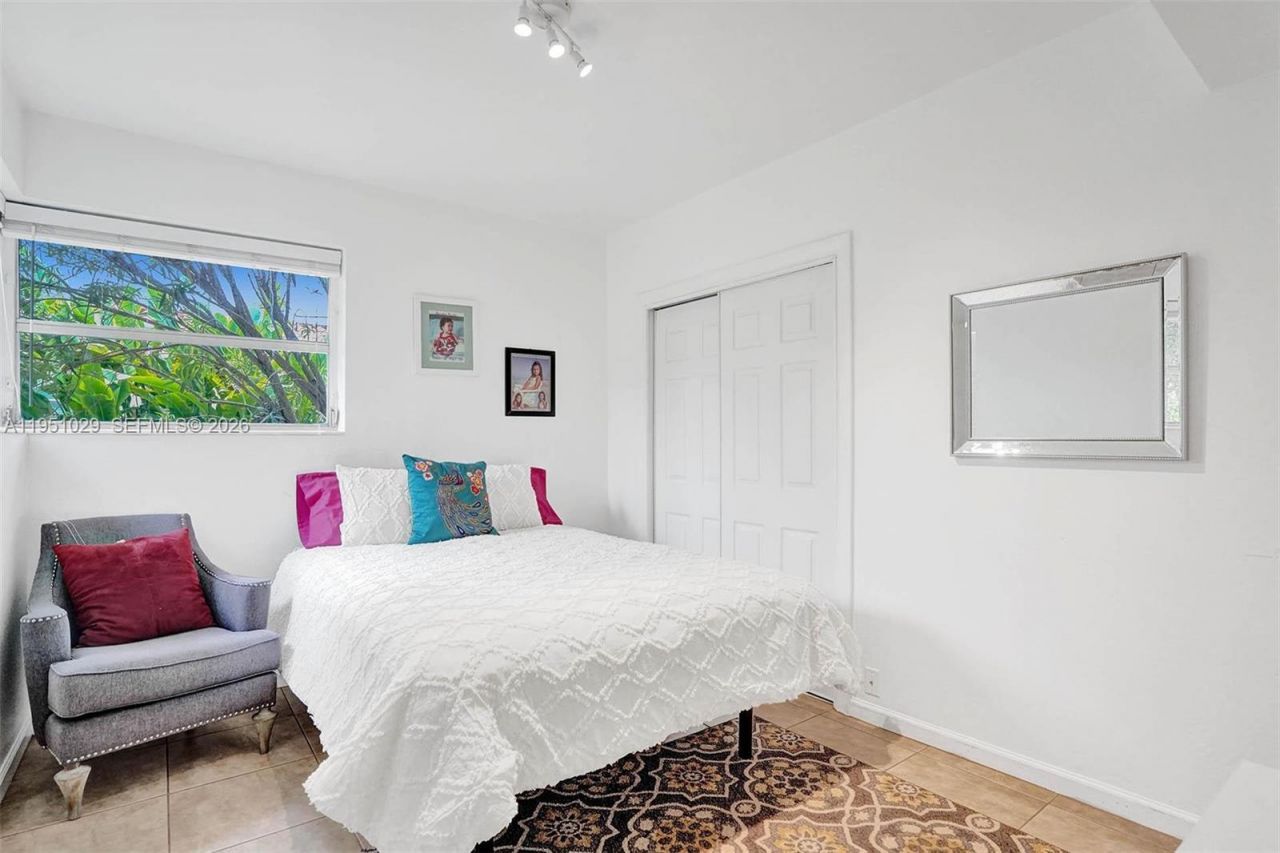 7525 W Treasure Dr, North Bay Village, FL 33141 Photo