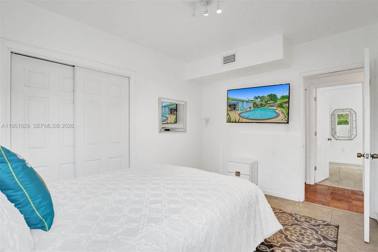 7525 W Treasure Dr, North Bay Village, FL 33141 Photo