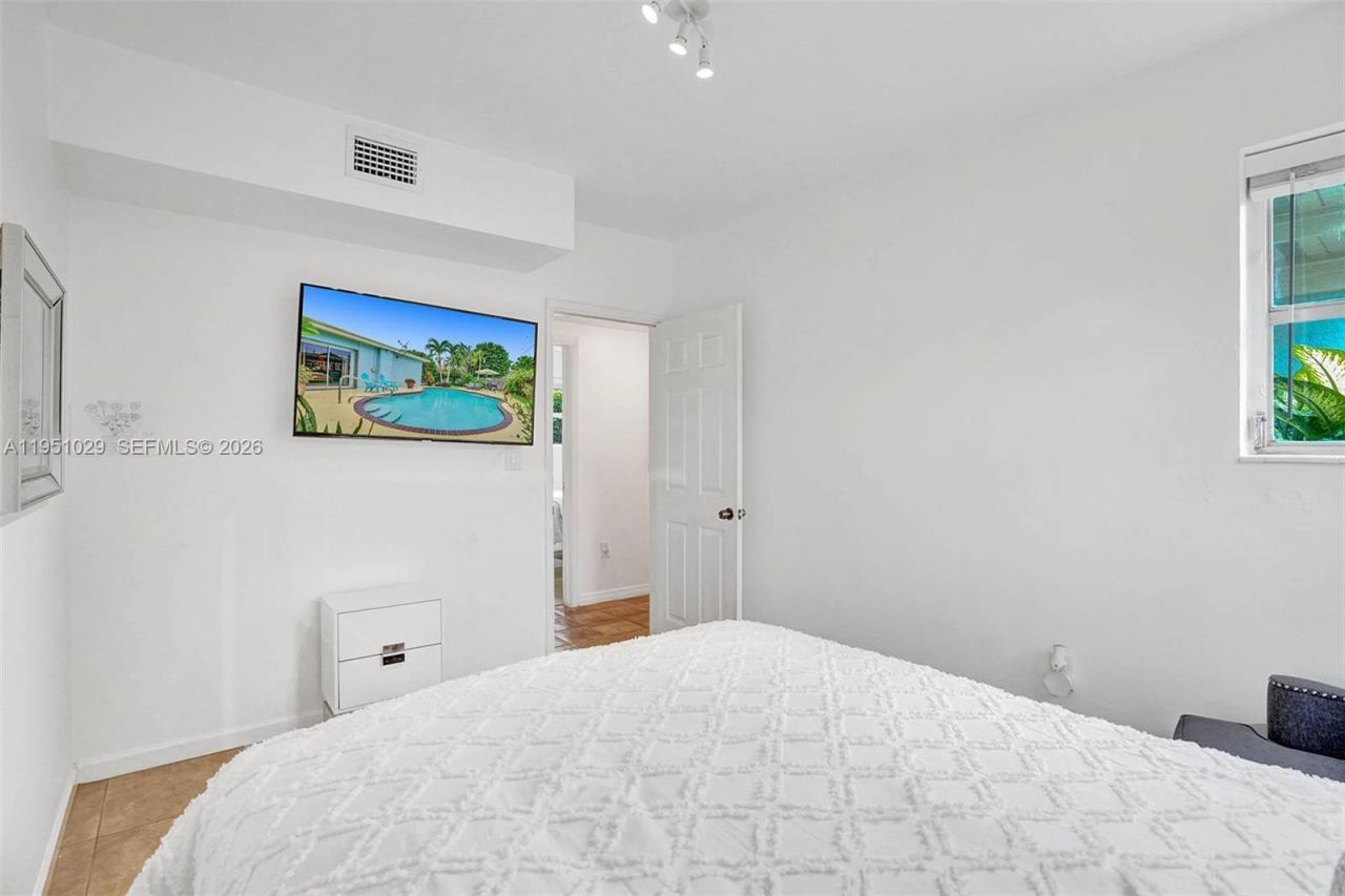 7525 W Treasure Dr, North Bay Village, FL 33141 Photo