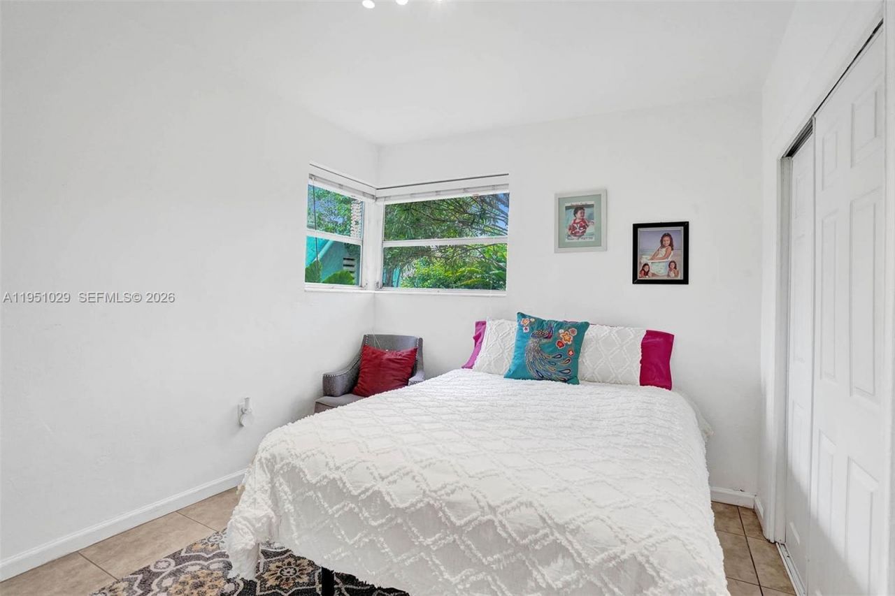 7525 W Treasure Dr, North Bay Village, FL 33141 Photo