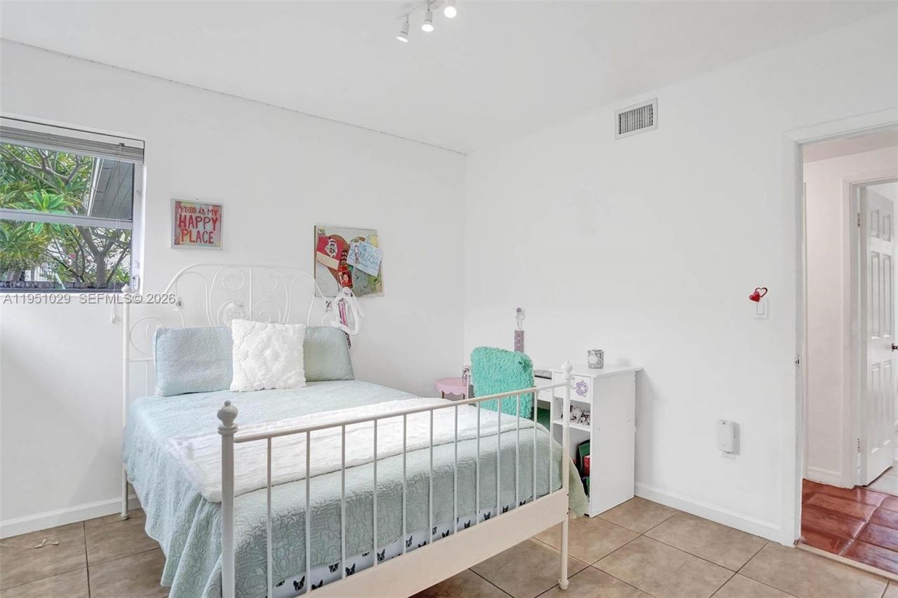 7525 W Treasure Dr, North Bay Village, FL 33141 Photo