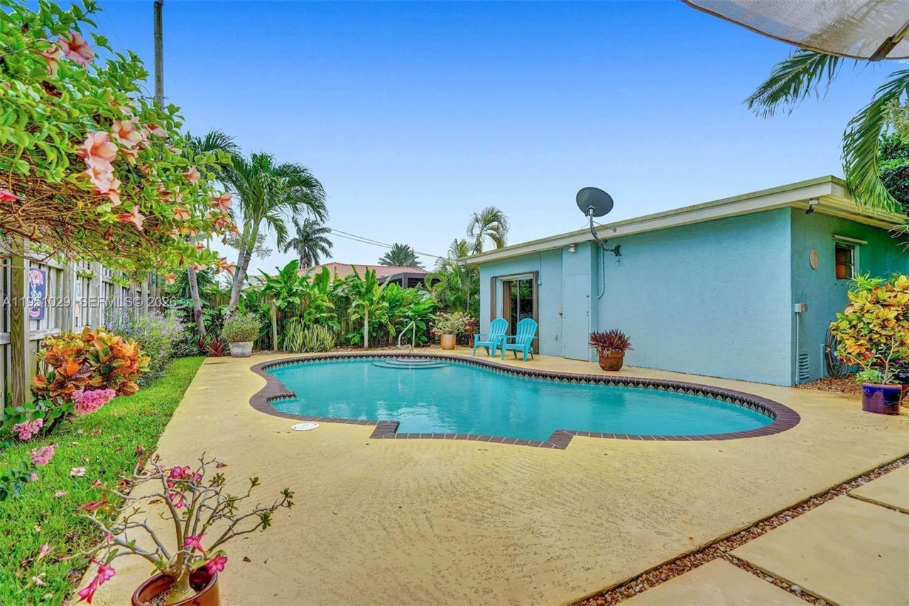 7525 W Treasure Dr, North Bay Village, FL 33141 Photo