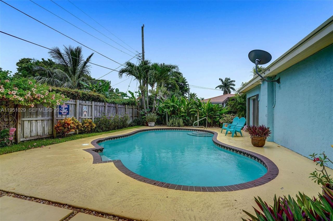 7525 W Treasure Dr, North Bay Village, FL 33141 Photo