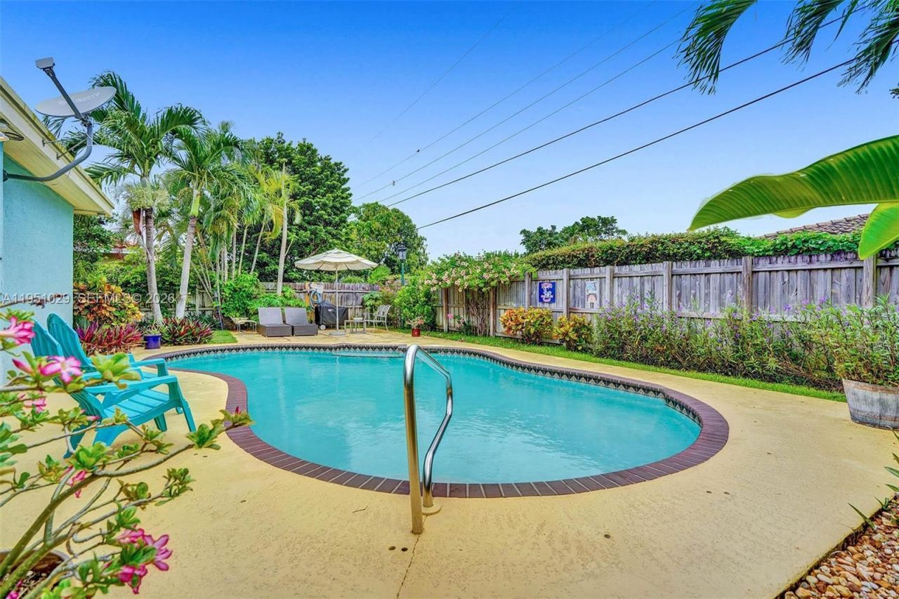 7525 W Treasure Dr, North Bay Village, FL 33141 Photo