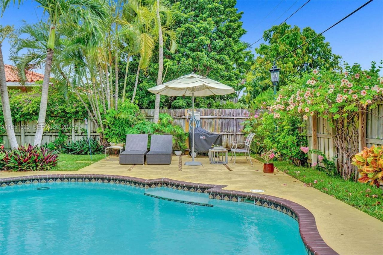 7525 W Treasure Dr, North Bay Village, FL 33141 Photo