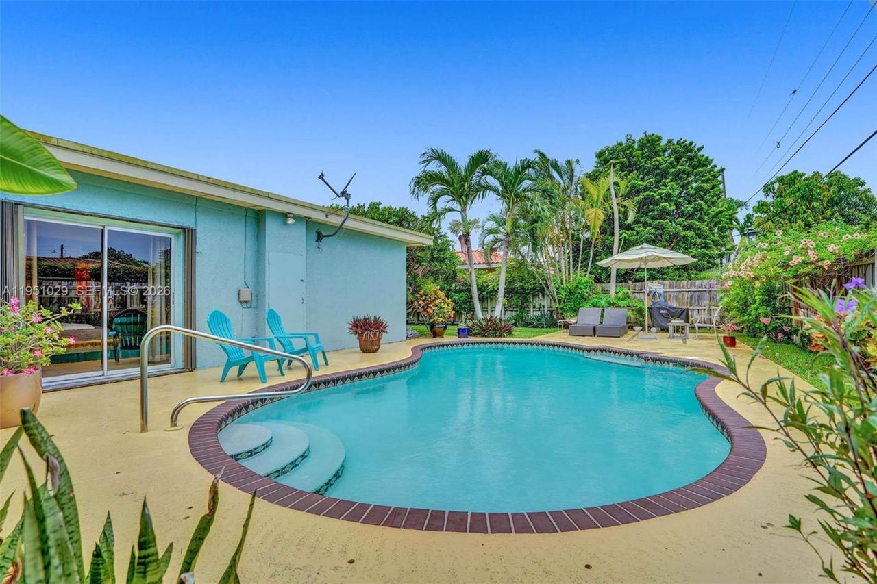 7525 W Treasure Dr, North Bay Village, FL 33141 Photo