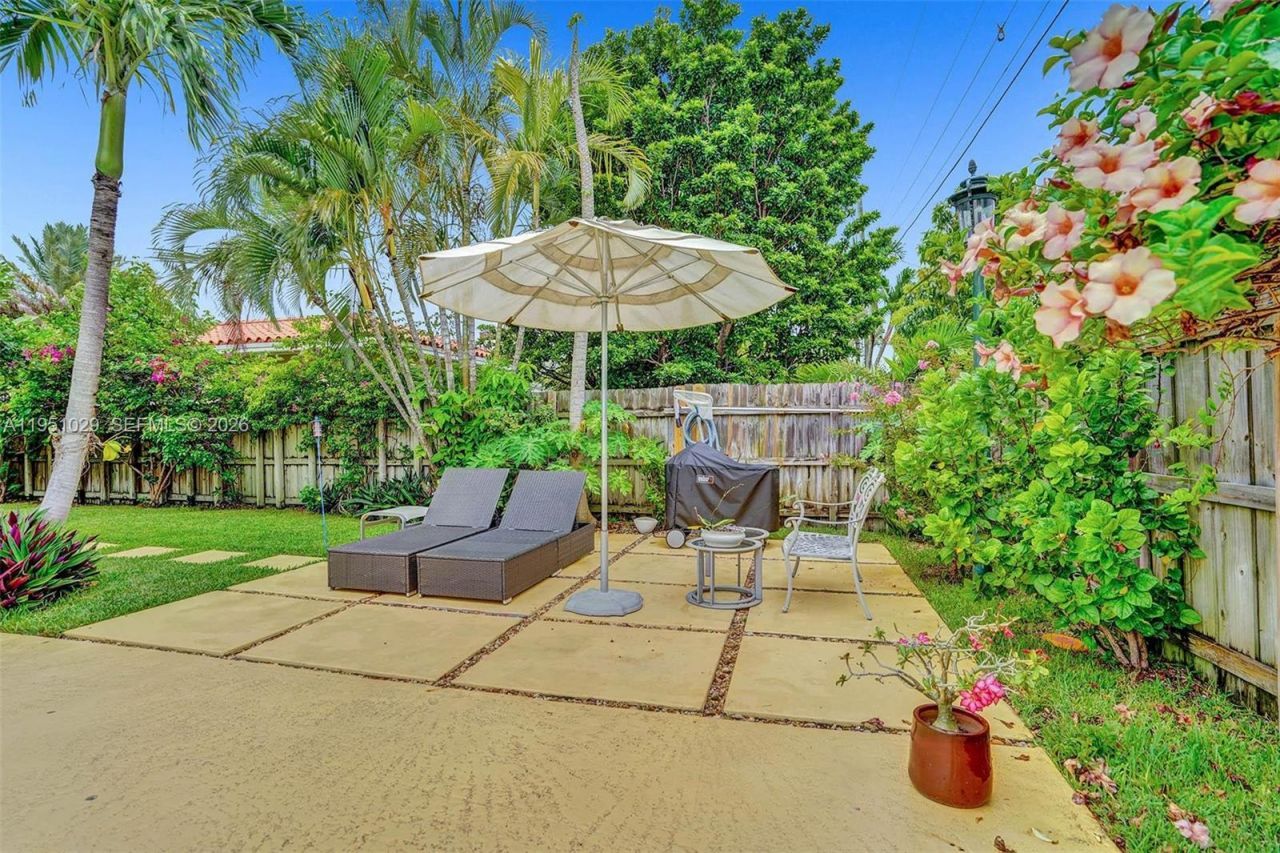 7525 W Treasure Dr, North Bay Village, FL 33141 Photo