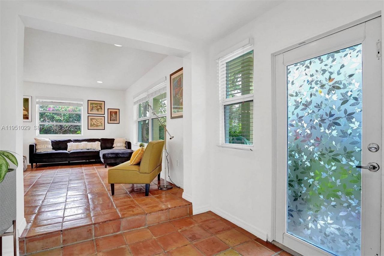 7525 W Treasure Dr, North Bay Village, FL 33141 Photo