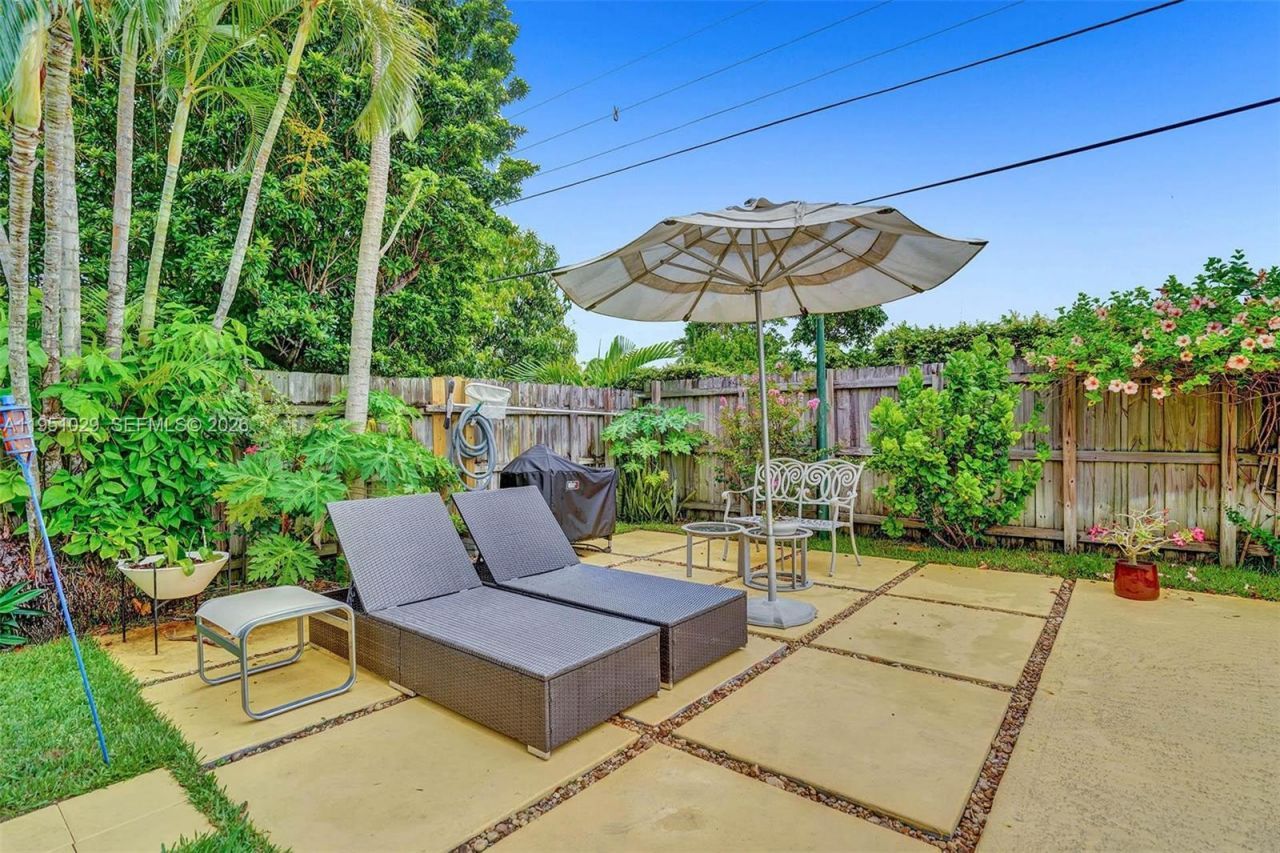 7525 W Treasure Dr, North Bay Village, FL 33141 Photo