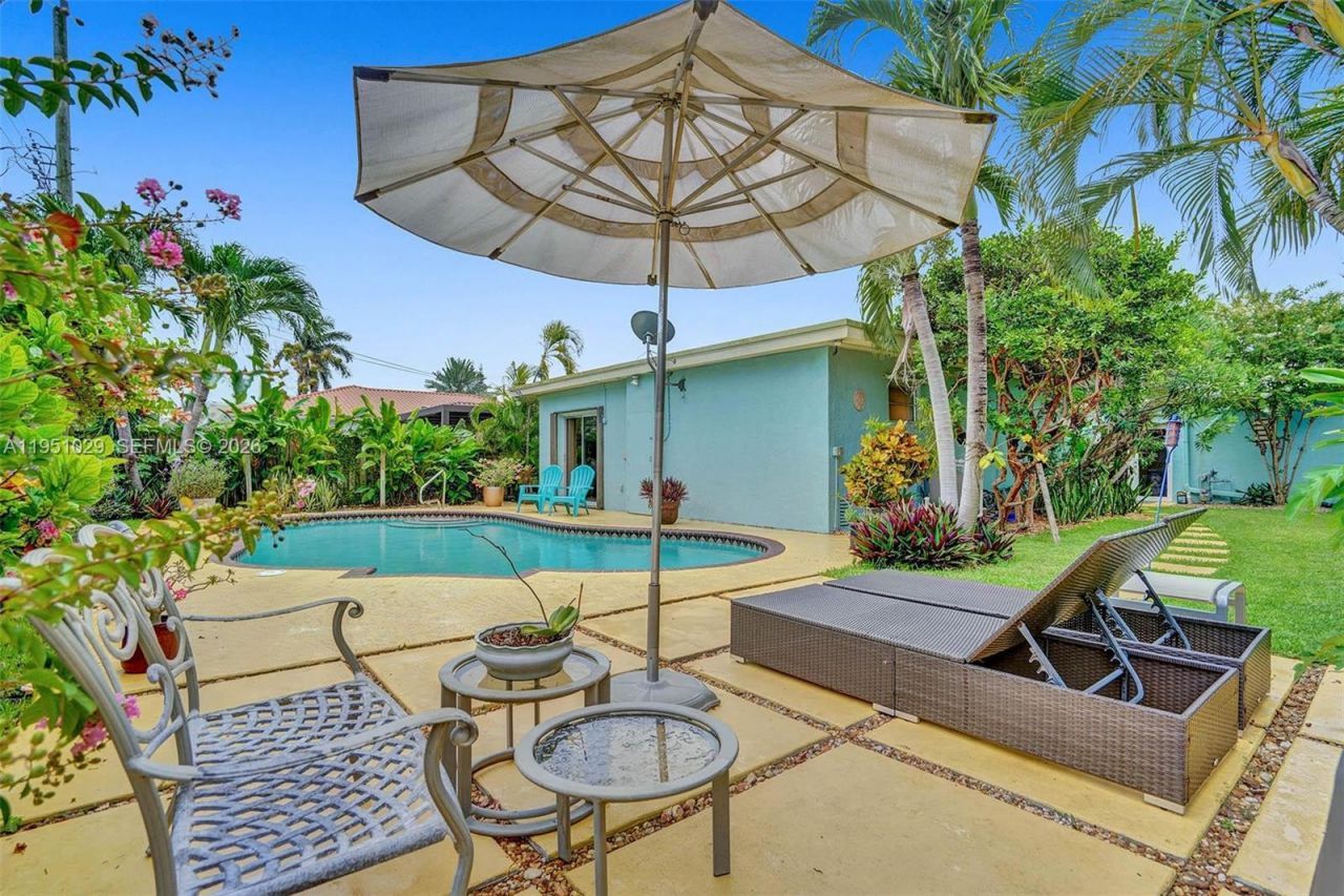 7525 W Treasure Dr, North Bay Village, FL 33141 Photo