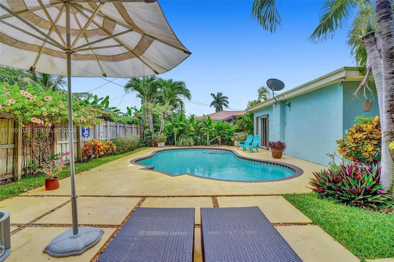 7525 W Treasure Dr, North Bay Village, FL 33141 Photo