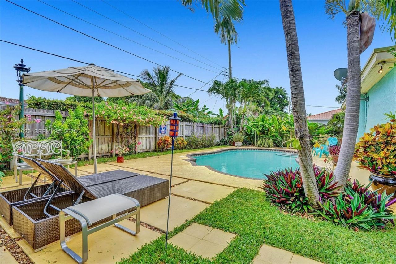 7525 W Treasure Dr, North Bay Village, FL 33141 Photo