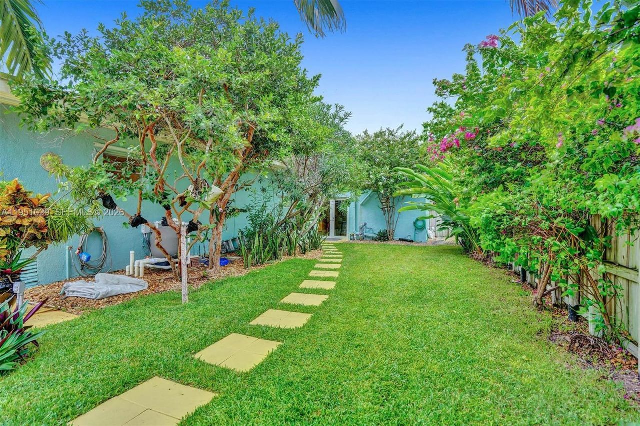 7525 W Treasure Dr, North Bay Village, FL 33141 Photo