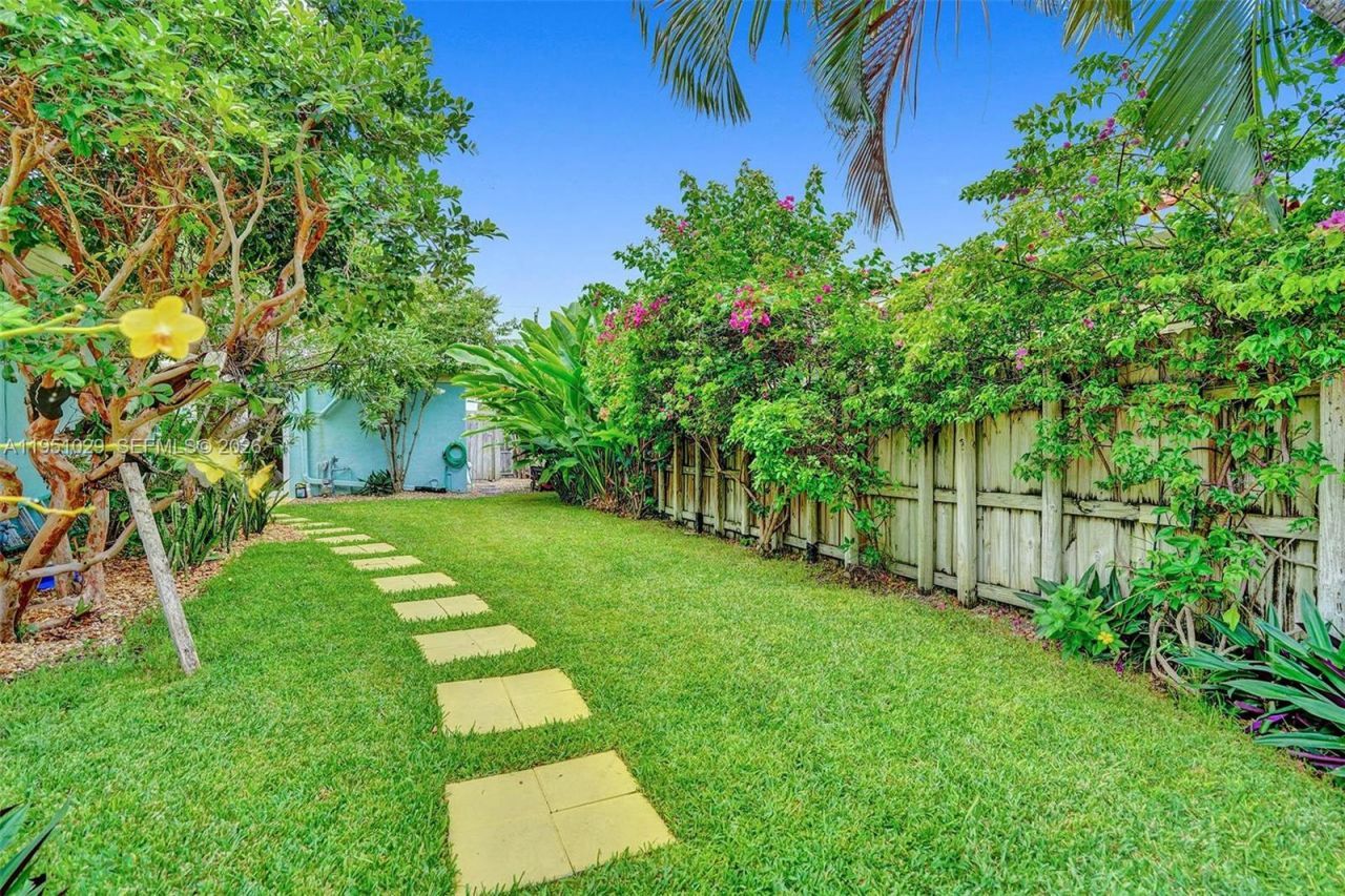 7525 W Treasure Dr, North Bay Village, FL 33141 Photo