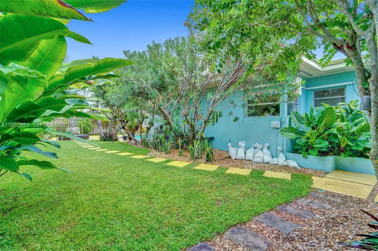 7525 W Treasure Dr, North Bay Village, FL 33141 Photo