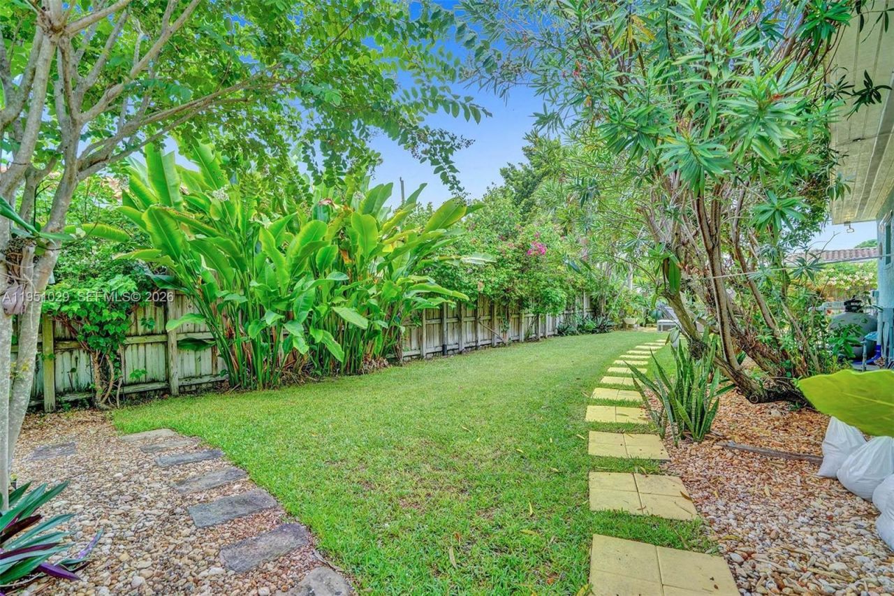 7525 W Treasure Dr, North Bay Village, FL 33141 Photo