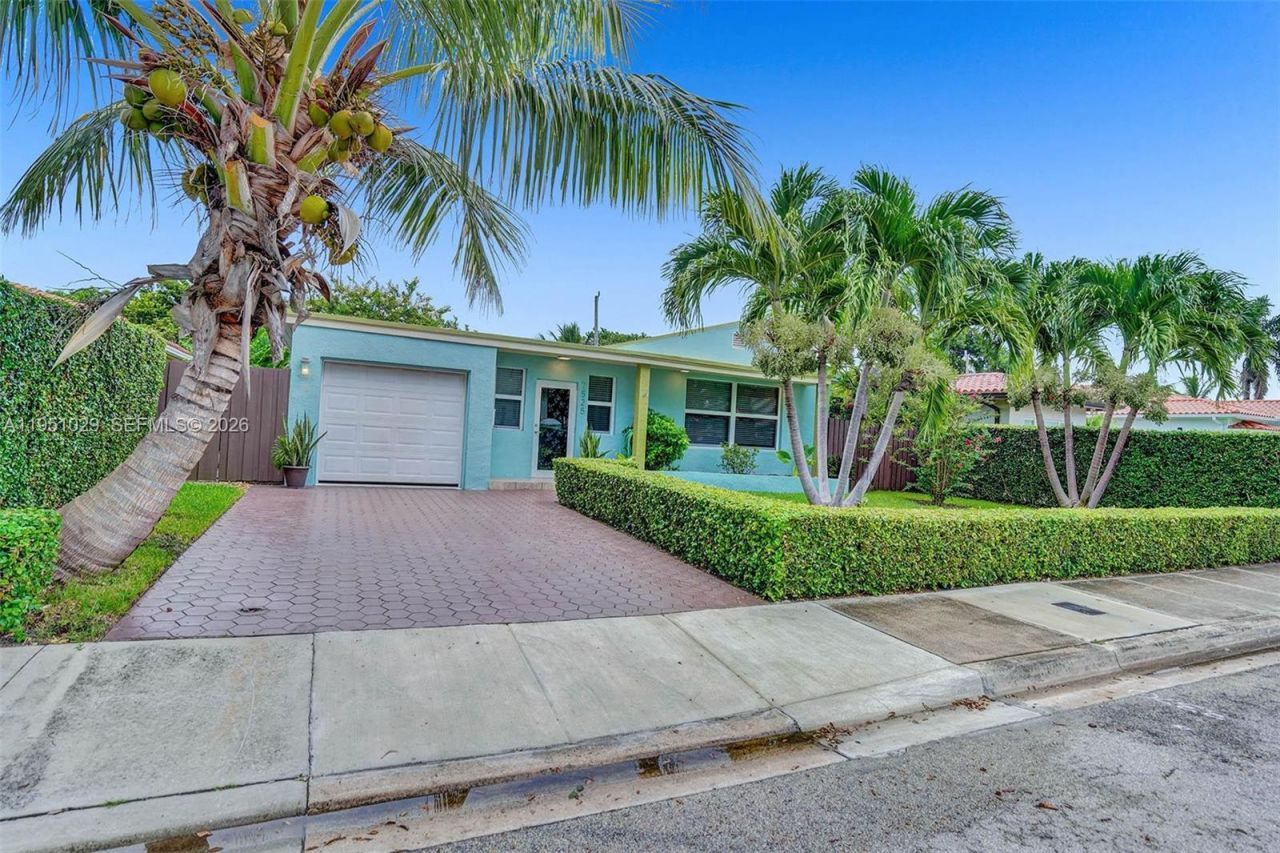 7525 W Treasure Dr, North Bay Village, FL 33141 Photo