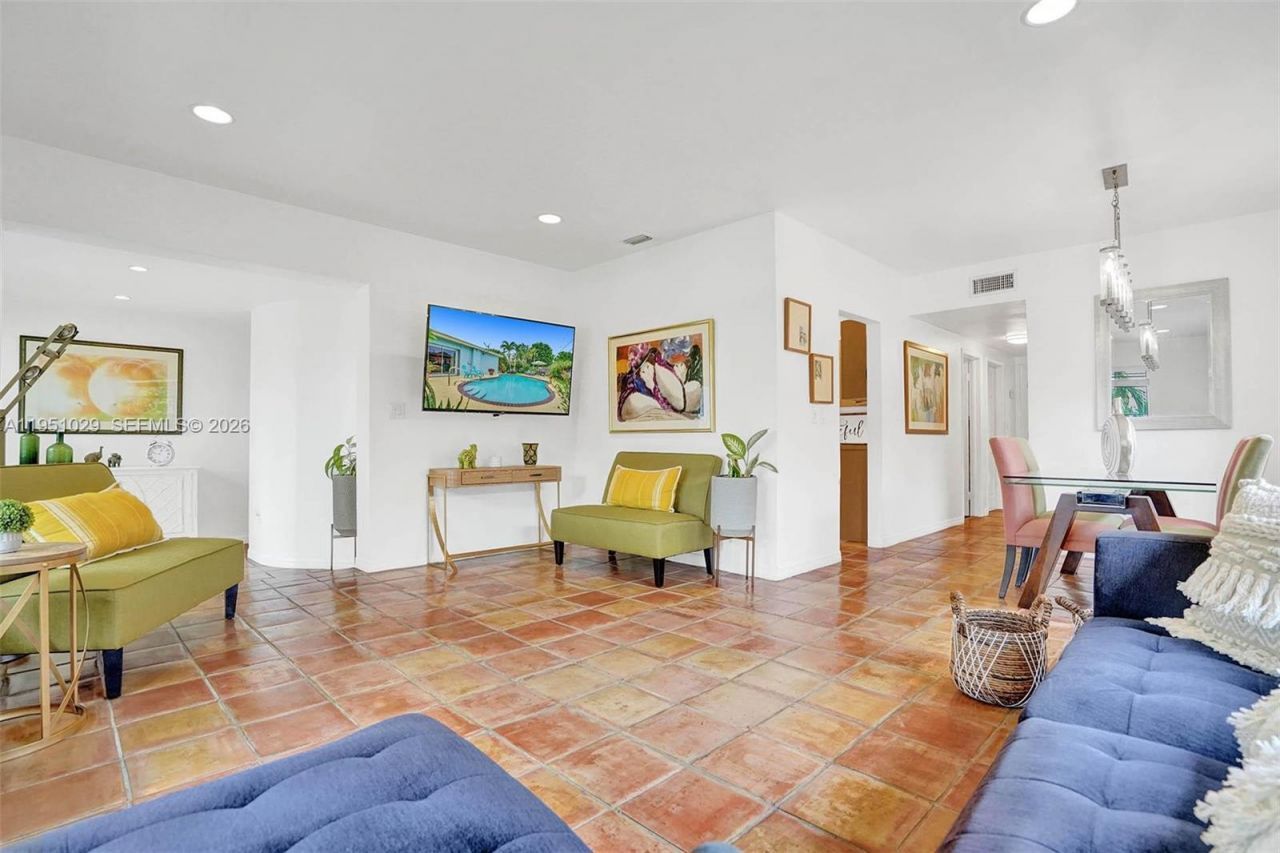 7525 W Treasure Dr, North Bay Village, FL 33141 Photo