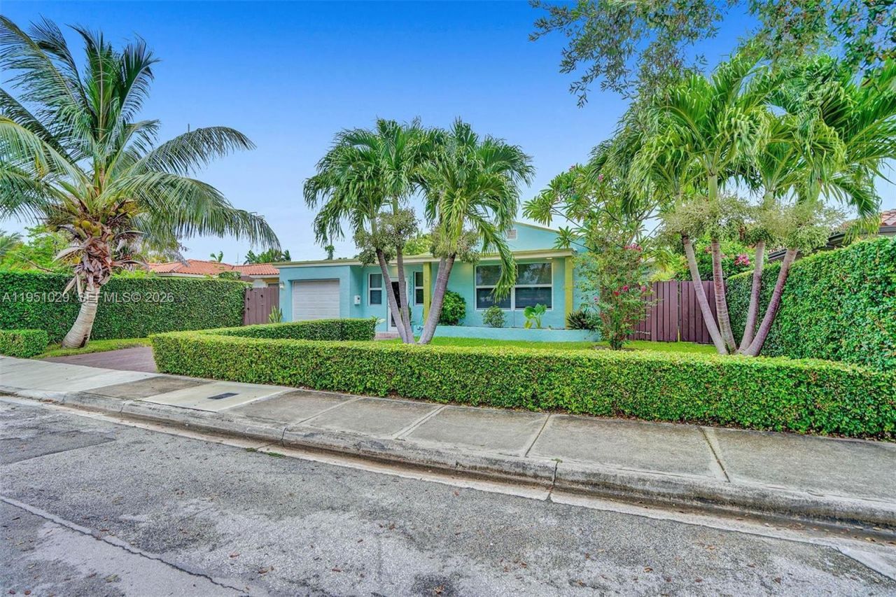 7525 W Treasure Dr, North Bay Village, FL 33141 Photo