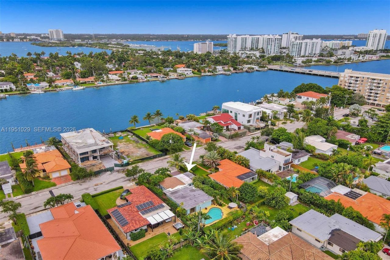 7525 W Treasure Dr, North Bay Village, FL 33141 Photo