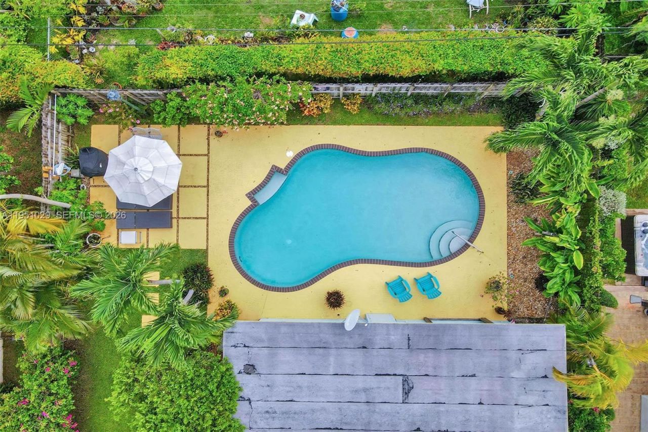 7525 W Treasure Dr, North Bay Village, FL 33141 Photo