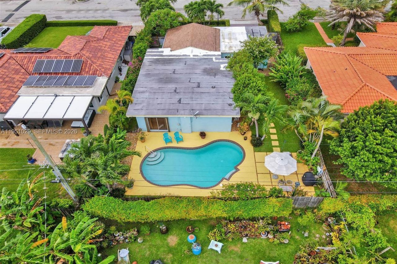 7525 W Treasure Dr, North Bay Village, FL 33141 Photo