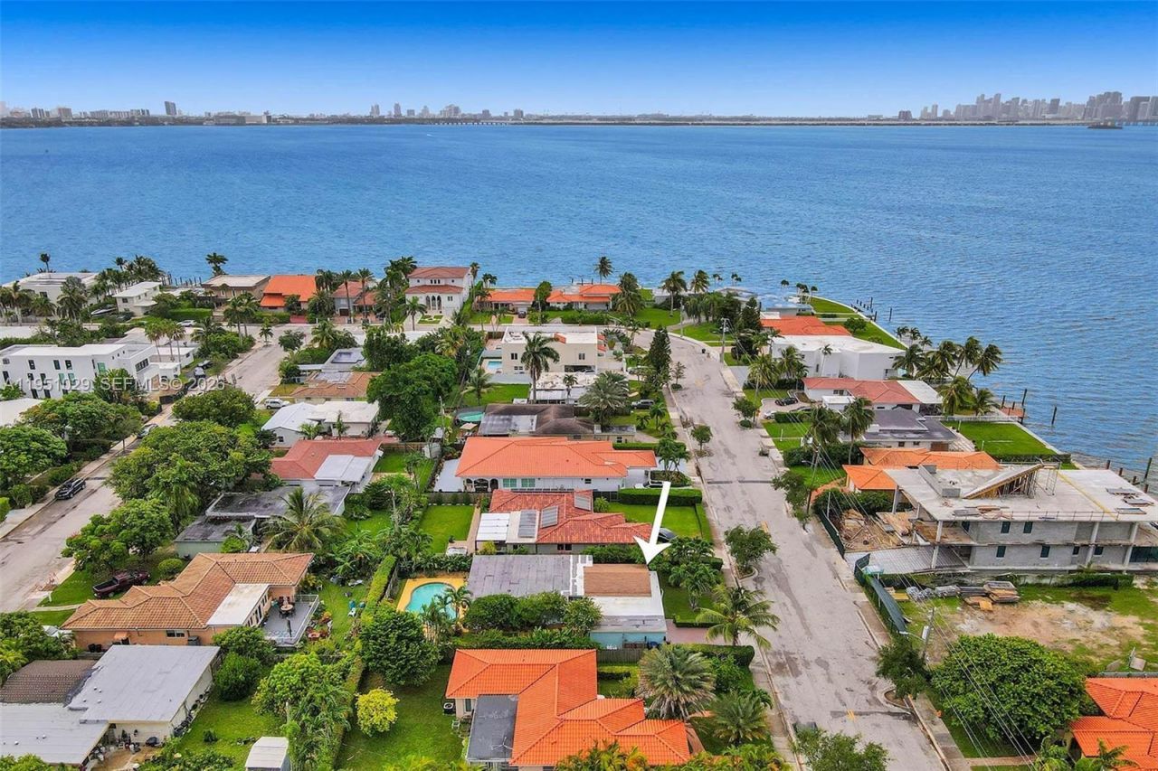 7525 W Treasure Dr, North Bay Village, FL 33141 Photo