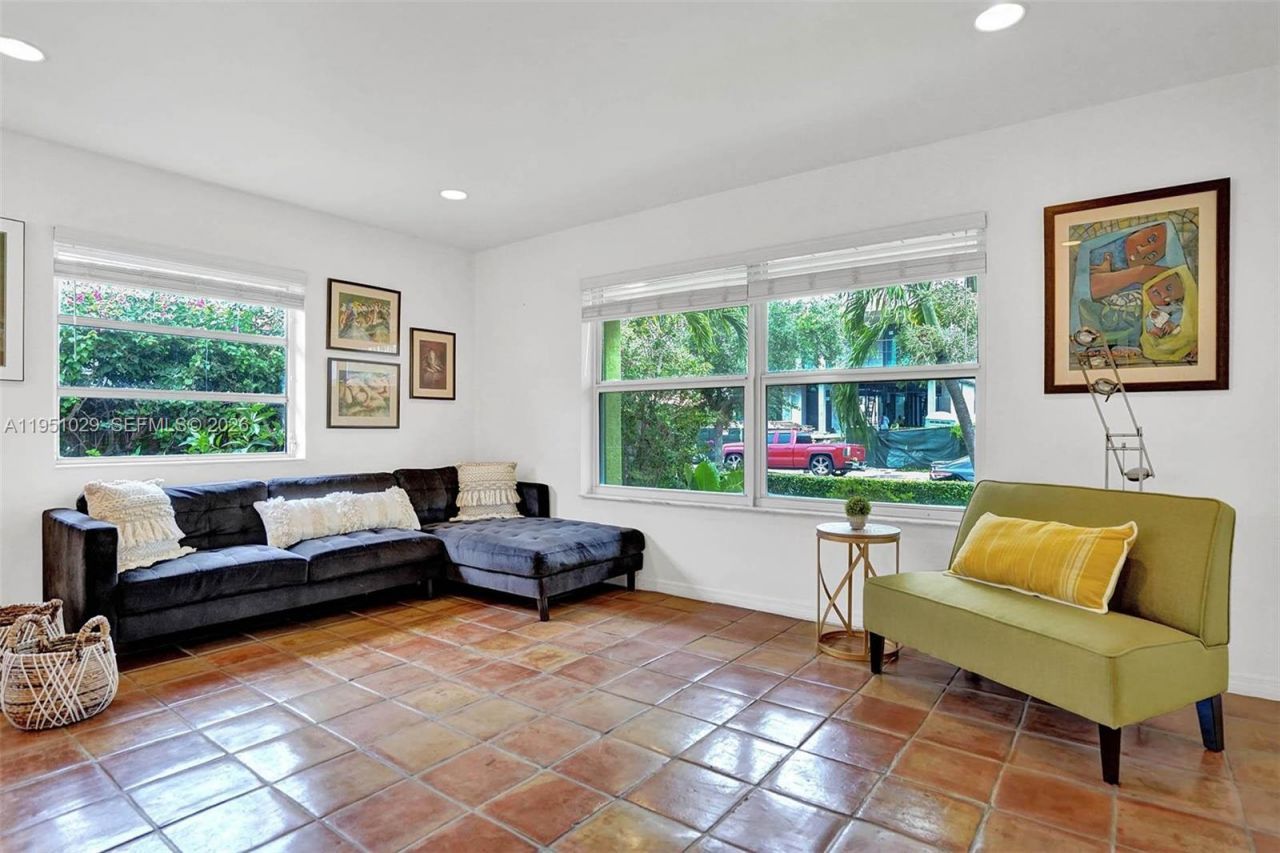 7525 W Treasure Dr, North Bay Village, FL 33141 Photo