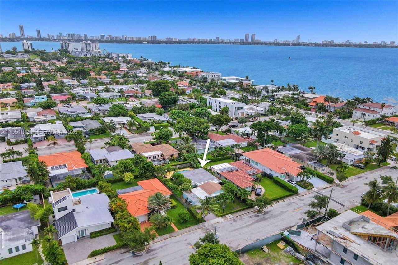 7525 W Treasure Dr, North Bay Village, FL 33141 Photo