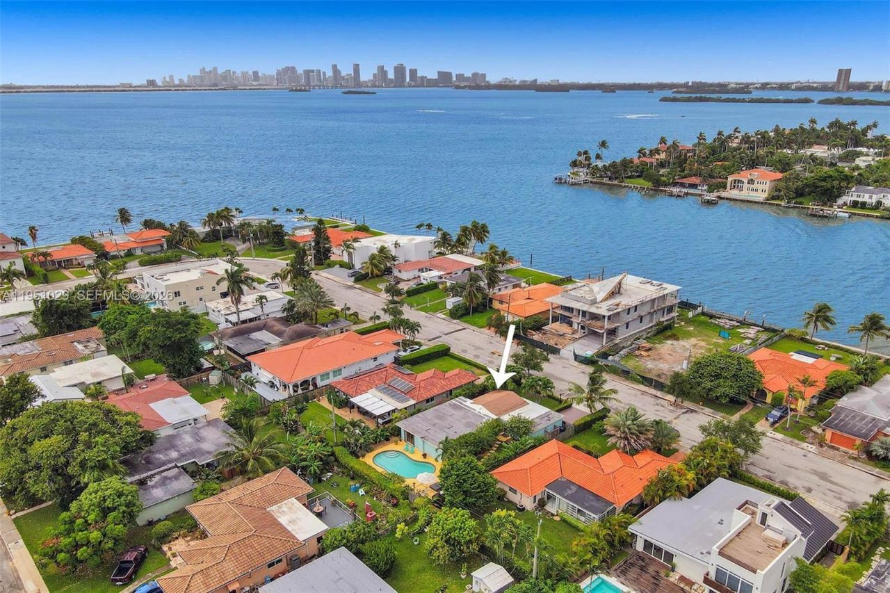 7525 W Treasure Dr, North Bay Village, FL 33141 Photo