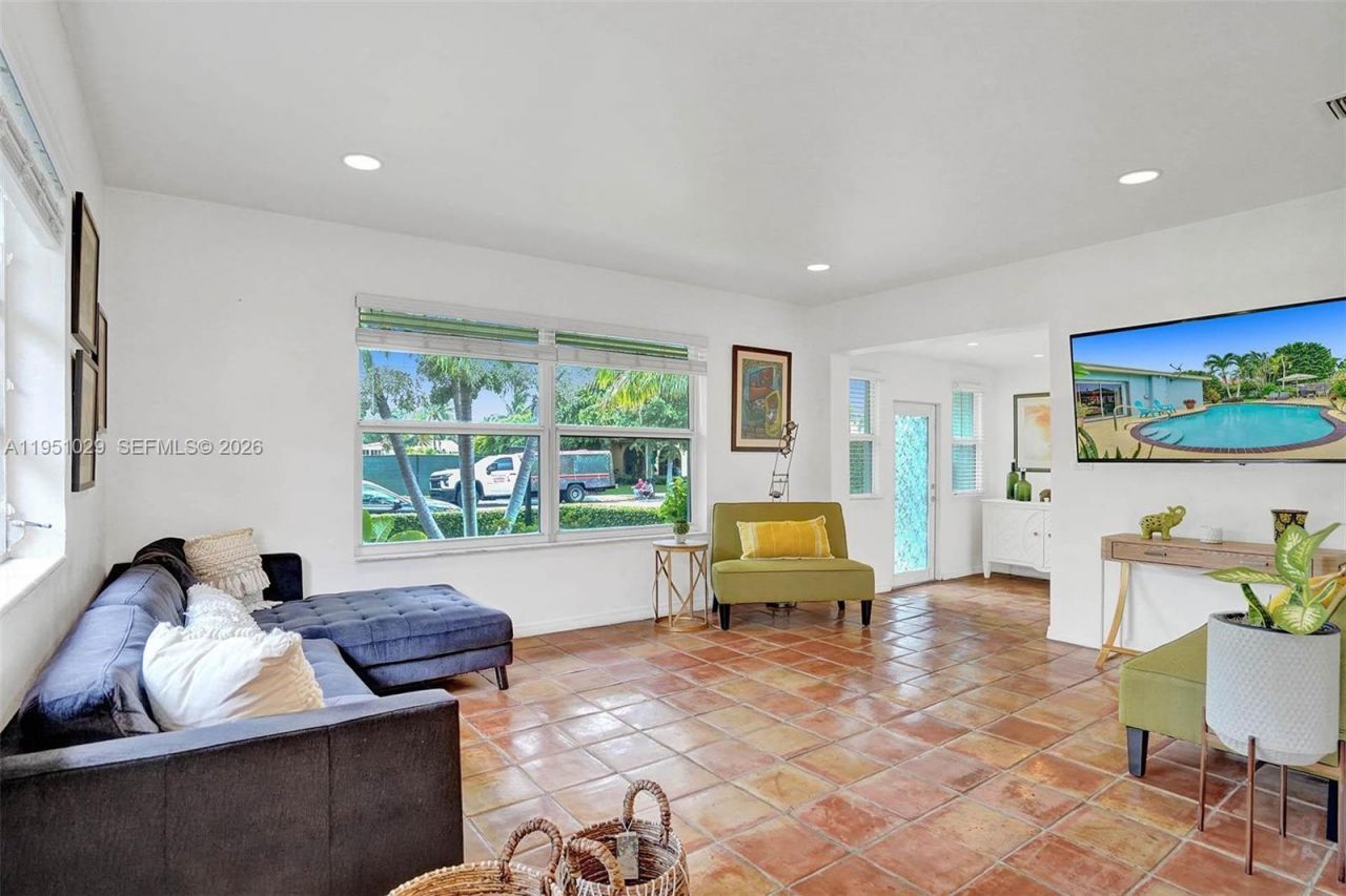 7525 W Treasure Dr, North Bay Village, FL 33141 Photo