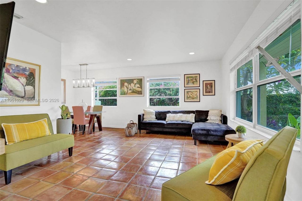 7525 W Treasure Dr, North Bay Village, FL 33141 Photo