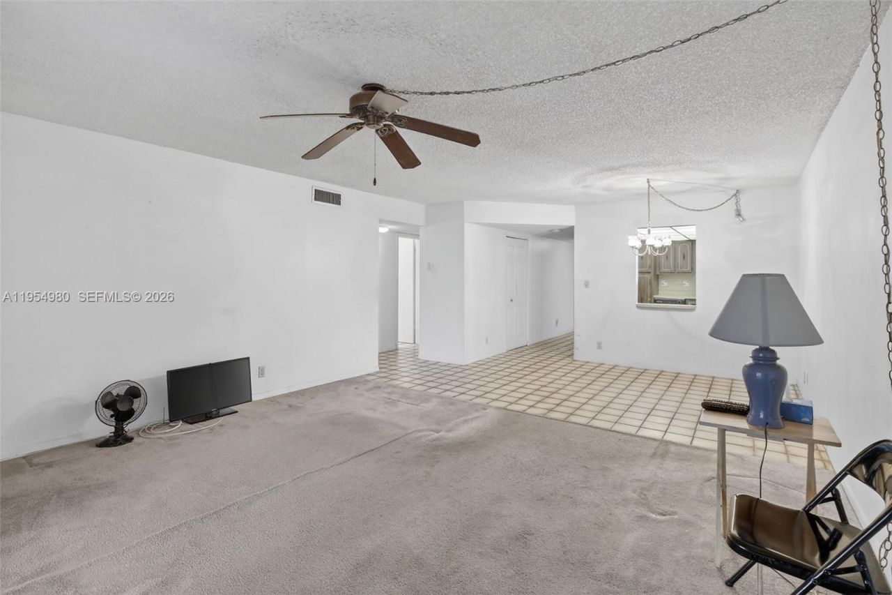 8523 Old Country Mnr, Unit 520, Davie, FL 33328 Photo