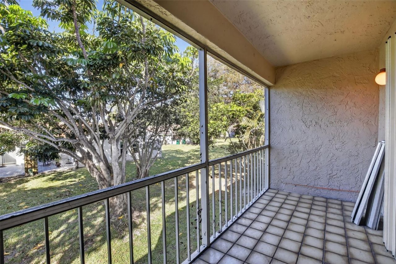 8523 Old Country Mnr, Unit 520, Davie, FL 33328 Photo