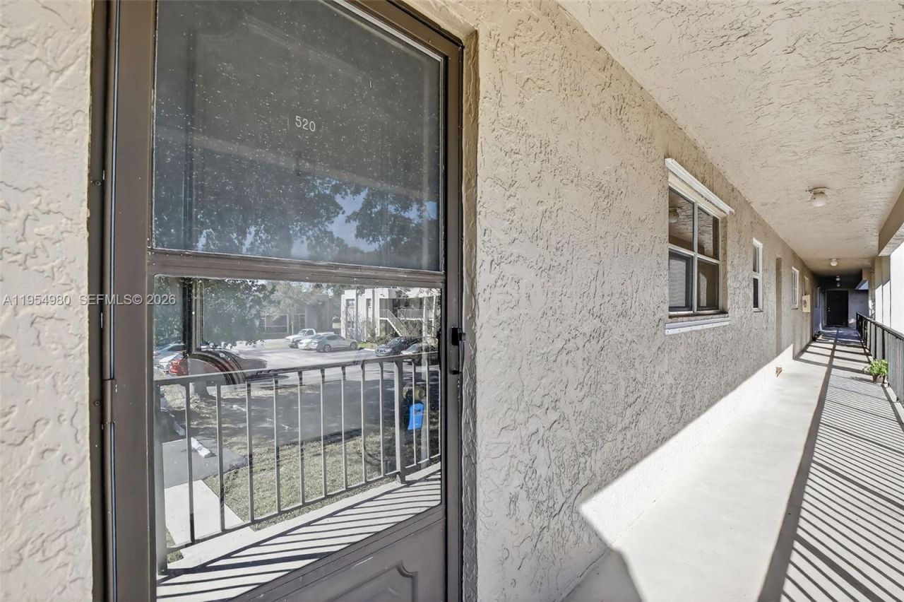 8523 Old Country Mnr, Unit 520, Davie, FL 33328 Photo