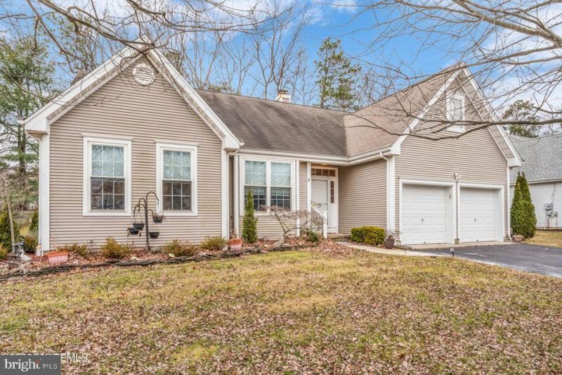 19 Crown Circle, Lakewood, NJ 08701 Main Photo