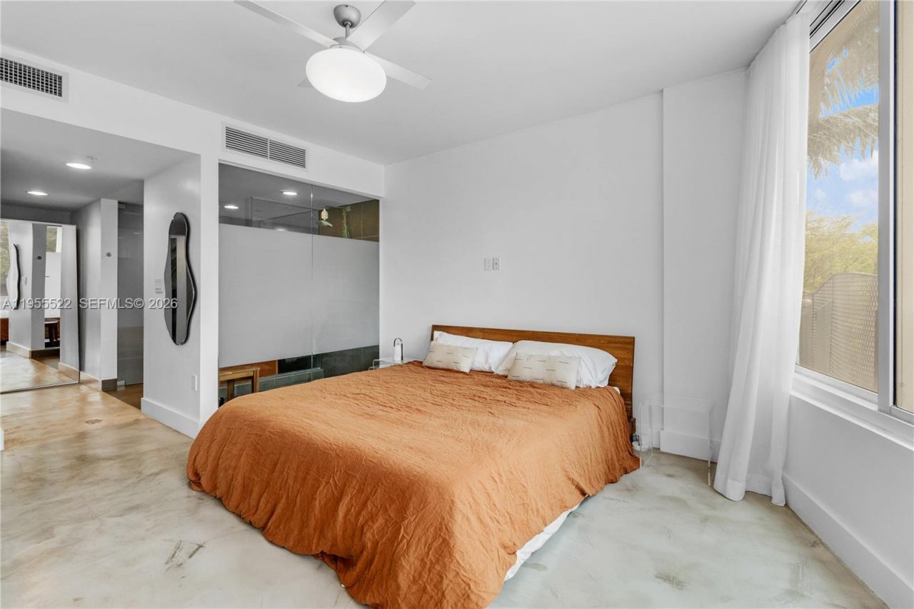 2155 Washington Ct , Unit 210, Miami Beach, FL 33139 Photo