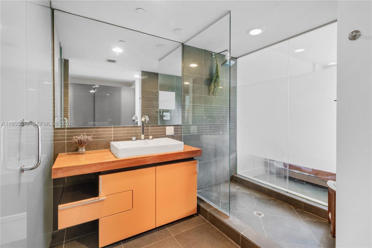 2155 Washington Ct , Unit 210, Miami Beach, FL 33139 Photo