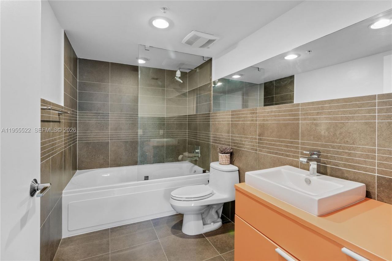 2155 Washington Ct , Unit 210, Miami Beach, FL 33139 Photo