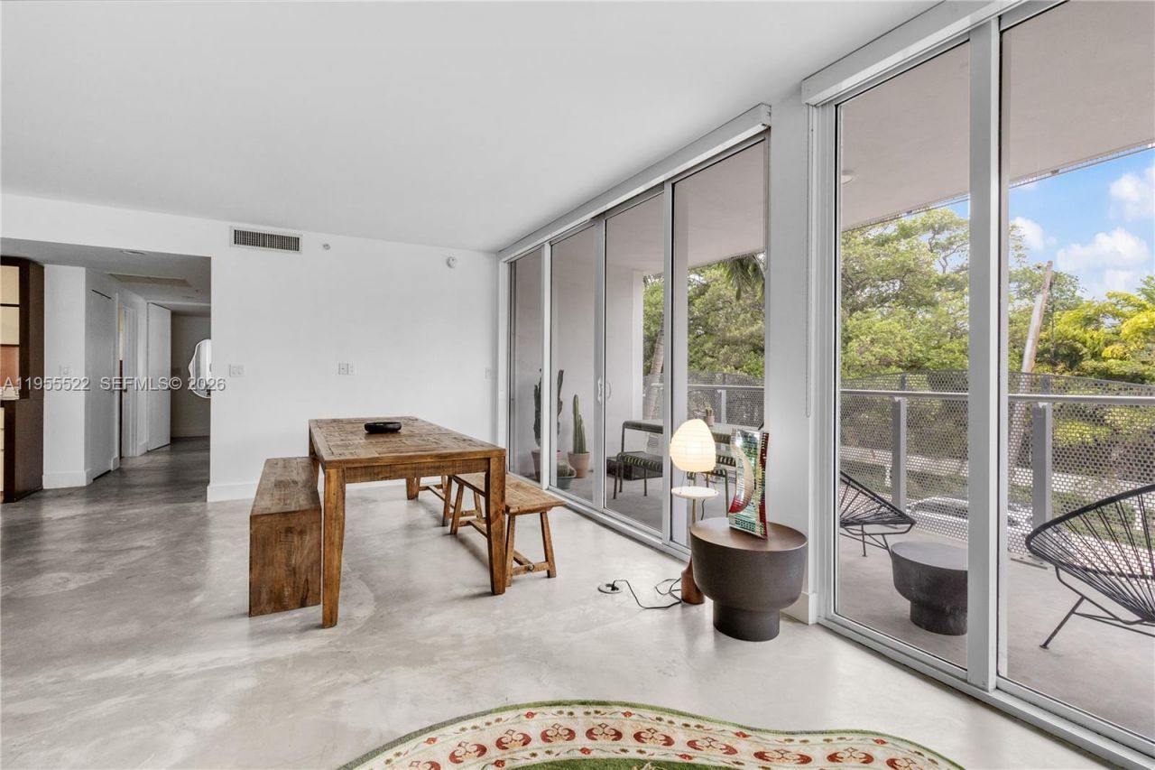 2155 Washington Ct , Unit 210, Miami Beach, FL 33139 Photo