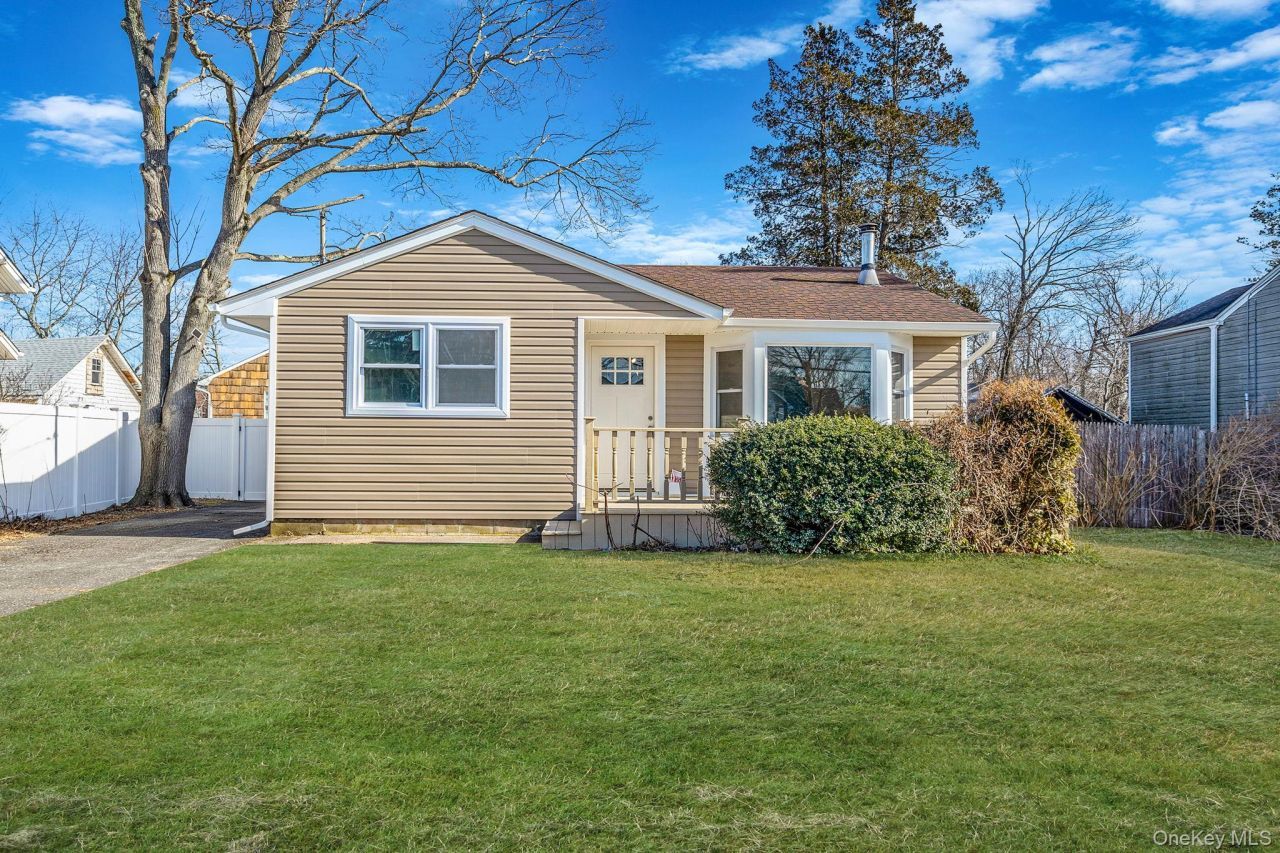 247 Rider Avenue, Patchogue, NY 11772 Main Photo