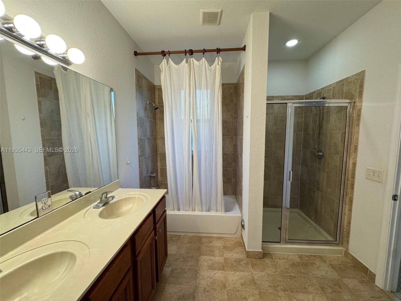 1027 NE 207th St, Unit 1027, Miami, FL 33179 Photo