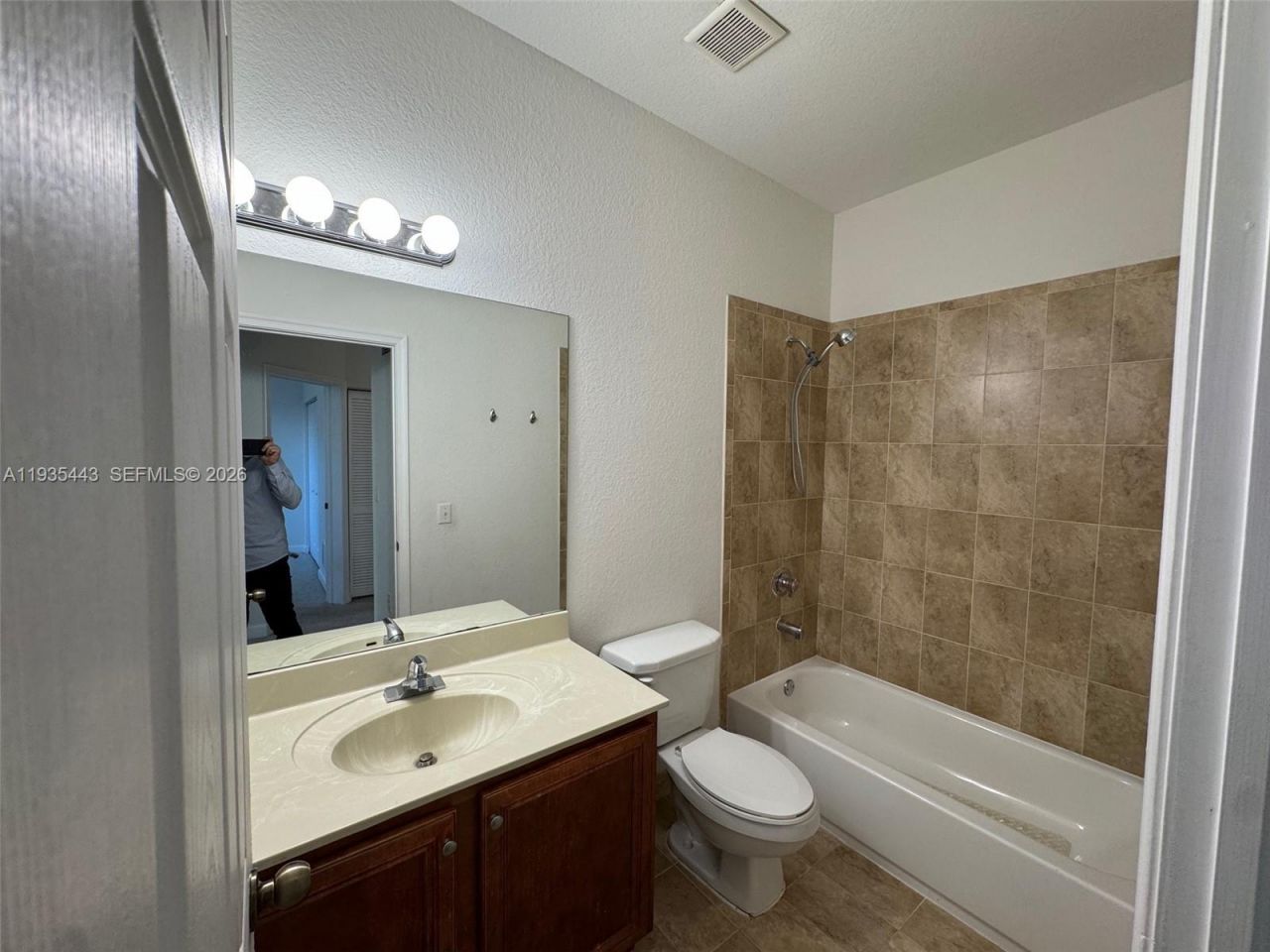 1027 NE 207th St, Unit 1027, Miami, FL 33179 Photo