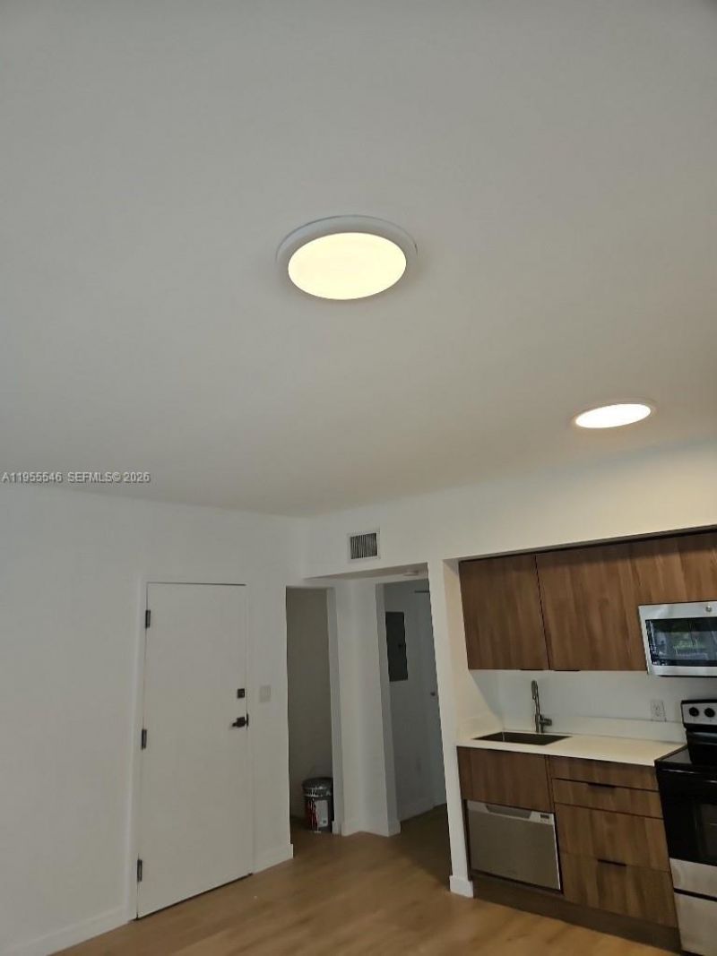 557 Michigan Ave , Unit 211 W/PARK, Miami Beach, FL 33139 Photo