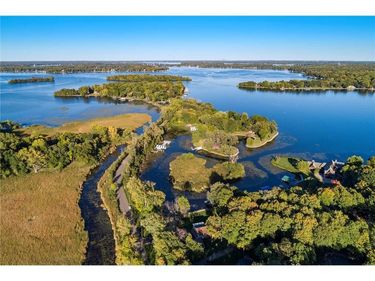 4720 Lagoon Drive, Shorewood, MN 55364