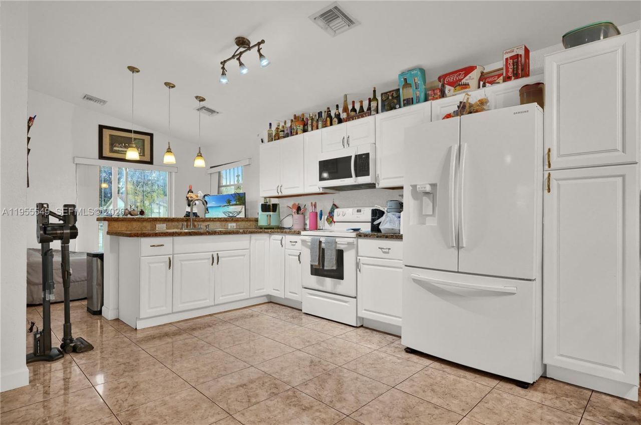 19897 NW 62nd Ave, Hialeah, FL 33015 Photo