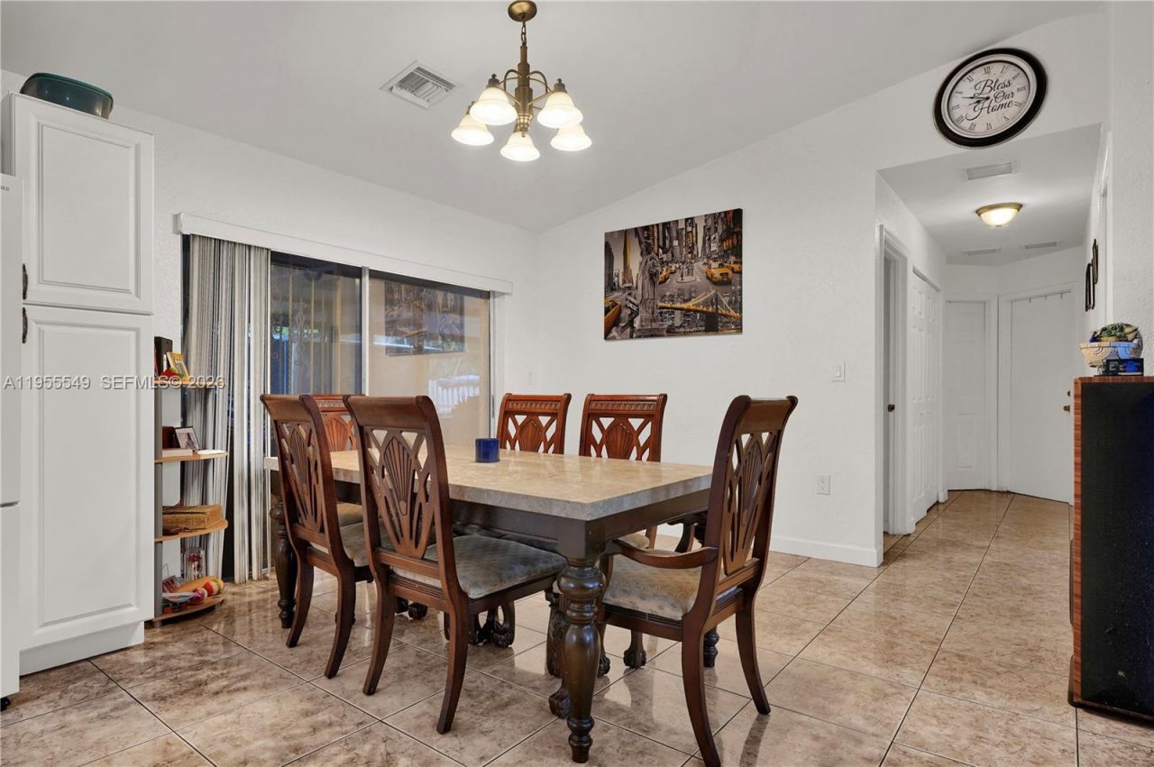 19897 NW 62nd Ave, Hialeah, FL 33015 Photo
