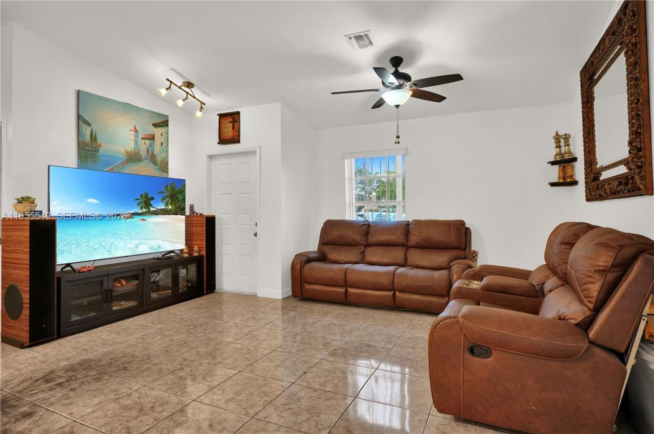 19897 NW 62nd Ave, Hialeah, FL 33015 Photo
