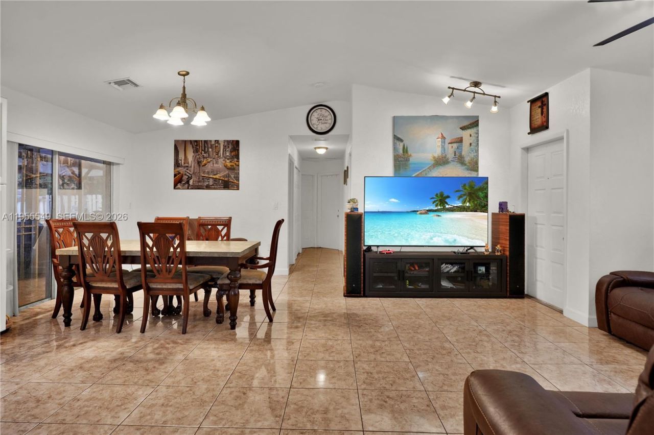 19897 NW 62nd Ave, Hialeah, FL 33015 Photo